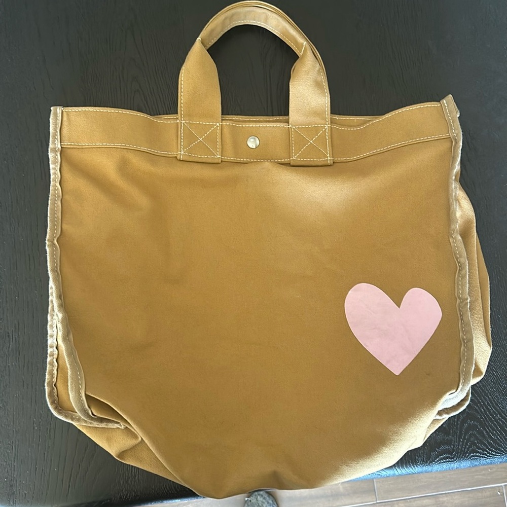 Tan anthropology, shopping bag. Very good to excellent condition..
